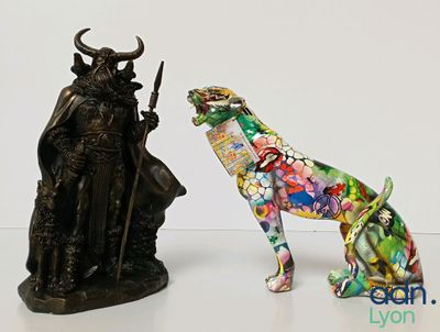 une statue représentant un taureau et une statue représentant un homme à cheval