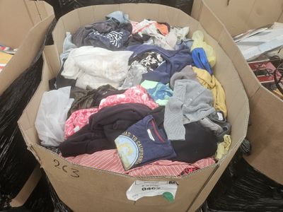 une boîte en carton remplie de vêtements et d'autres objets