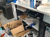 un bureau encombré sur lequel se trouvent un ordinateur et une imprimante