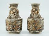 deux vases posés côte à côte sur une surface blanche