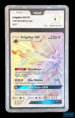 gros plan d'une carte pokemon dans un étui en plastique