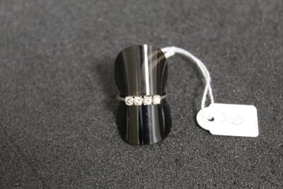 une bague posée sur une table à côté d'une étiquette