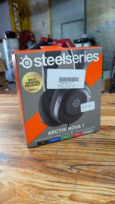 Casque sans fil SteelSeries Arctis Nova 1, dans son emballage d'origine
