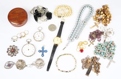 plusieurs types de bijoux différents sur une surface blanche