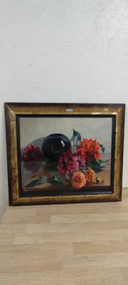 une photo d'un vase et une photo de fleurs posées sur une table