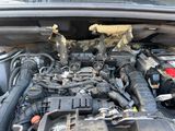 le compartiment moteur d'une voiture dont le capot est ouvert