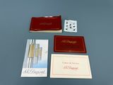 trois cartes de visite et un briquet sont posés sur une table