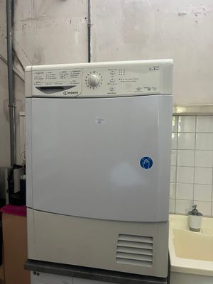 un lave-linge et un sèche-linge dans une petite pièce