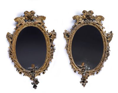 deux miroirs ovales ornés de motifs décoratifs sur les côtés