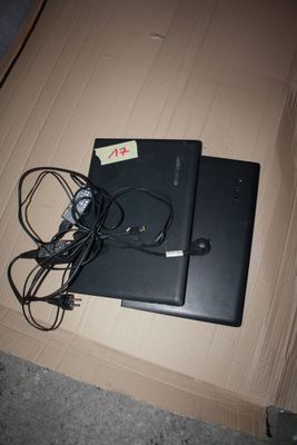deux ordinateurs portables posés sur un carton
