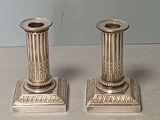 deux bougies en argent posées sur une table