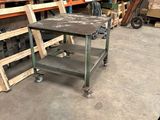 une table placée au milieu d'une pièce