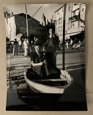 une photo en noir et blanc d'un homme et d'une femme dans un bateau