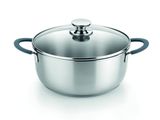 casserole en acier inoxydable avec couvercle en verre, sur fond blanc