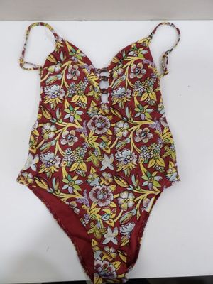 un maillot de bain à motifs floraux