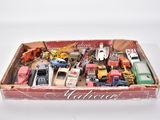 une boîte contenant un assortiment de petits véhicules-jouets