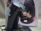 une cafetière posée à côté d'une boîte