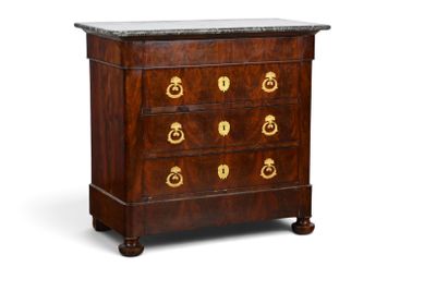 une commode ancienne avec un plateau en marbre