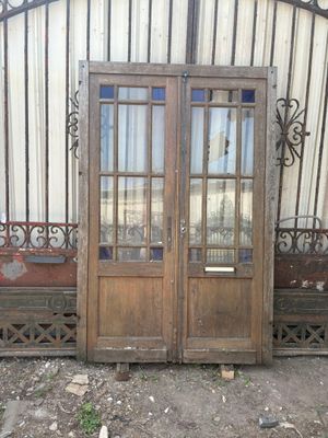 Double porte d'entrée en bois, la partie haute vitrée, crémo…