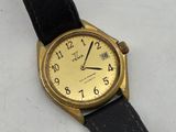 une image d'une montre-bracelet en or avec un bracelet en cuir noir