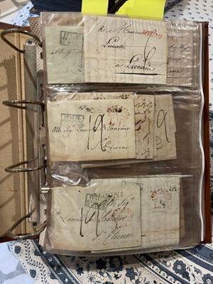 un livre sur lequel figurent tout un tas de vieilles lettres