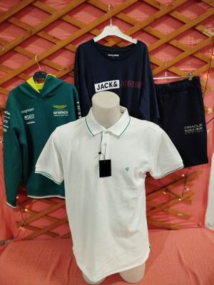 une vitrine présentant des vêtements dans un magasin de vêtements