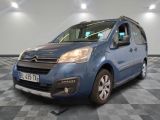 la camionnette bleue est garée sur le sol en damier d'un garage
