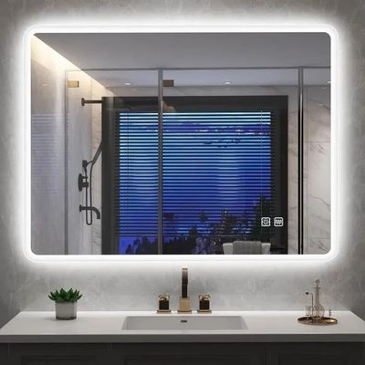 une salle de bains avec un lavabo et un grand miroir au-dessus