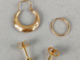 trois paires de boucles d'oreilles créoles en or et une boucle d'oreille en or