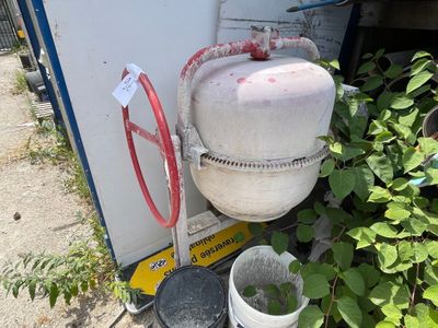 deux seaux d'eau à côté d'une bonbonne de propane, contre le mur d'un immeuble