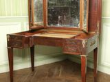 un petit bureau surmonté d'un miroir