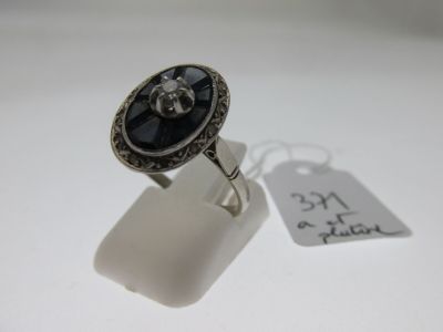 une image représentant une bague en argent sertie d'une pierre noire