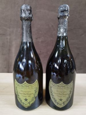 deux bouteilles de champagne posées l'une à côté de l'autre sur une table