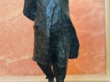 une statue représentant un homme debout sur une table
