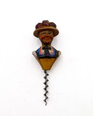 une horloge sur laquelle figure un homme portant un chapeau