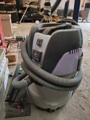 a machine that is sitting on the floor in a room