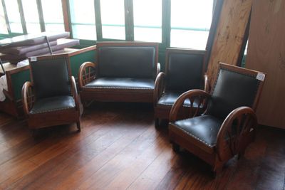 trois chaises et un canapé dans un coin de la pièce