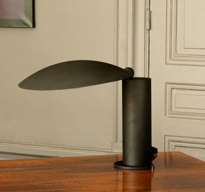 une lampe posée sur une table dans une pièce