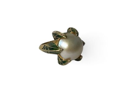 Gros plan sur une bague ornée d'une perle
