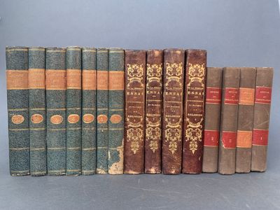 plusieurs vieux livres sont alignés sur une table