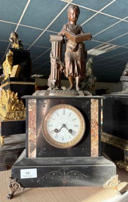 une statue représentant une femme en train de lire un livre à côté d'une horloge