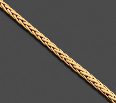 un bracelet en or jaune 18 carats au motif tressé