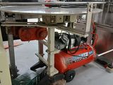 une photo d'une machine qui travaille sur une pièce de métal