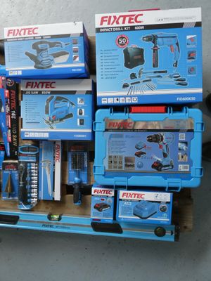 de nombreux types d'outils différents sur un chariot