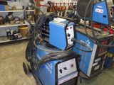 une machine posée sur un chariot dans un magasin