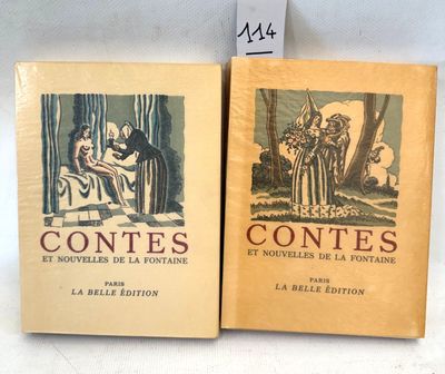 Deux livres sont posés sur une table, avec une étiquette de prix