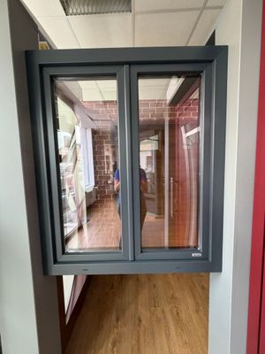 une photo d'une fenêtre dans le couloir d'un immeuble