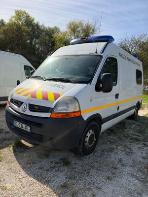 une camionnette blanche garée dans la poussière