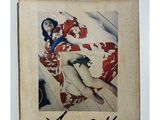 une photo d'une femme en robe rouge et blanche, allongée sur un lit