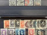 certains timbres sont exposés dans une vitrine posée sur la table